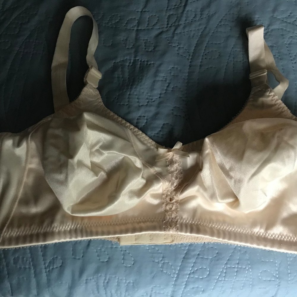 NWOT Bali Double support wire-free bra